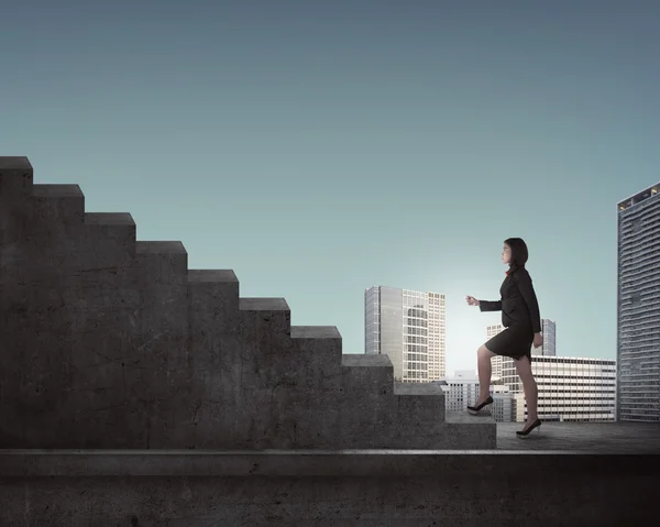 Frau geht Treppe hinauf — Stockfoto