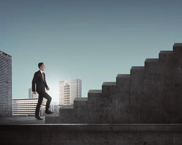 Hombre de negocios subiendo las escaleras —  Fotos de Stock