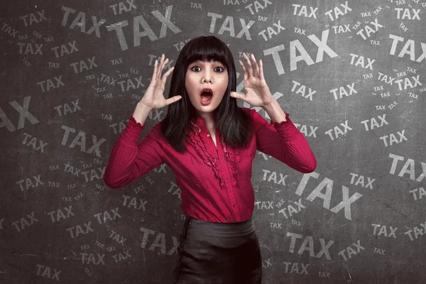 Mulher de negócios chocado olhando o imposto — Fotografia de Stock