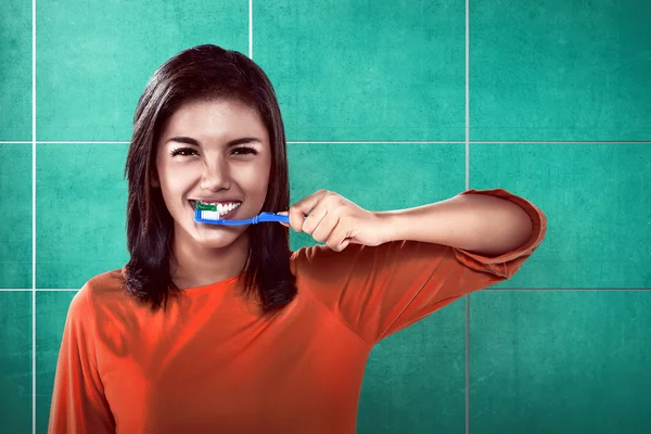 アジア系の女性が歯を磨き — ストック写真