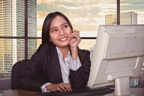 Aziatische zakenvrouw werken met computer — Stockfoto