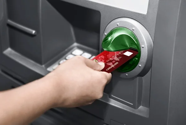 Insertar mano humana tarjeta ATM — Foto de Stock