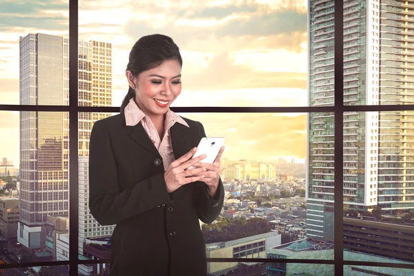 Азиатская бизнесвумен работает со смартфоном — стоковое фото