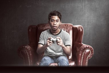 Asya adam video oyunları oynarken