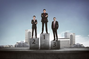 Podyum üzerinde duran Asya iş adamları