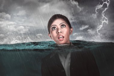 Asya iş kadını boğmak denizin ortasında