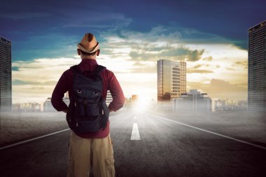 Asya adam tek başına sokakta hiking