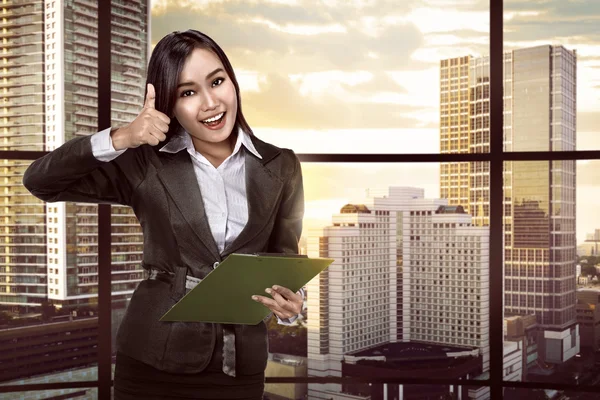 Азиатская бизнес-леди держит планшет — стоковое фото