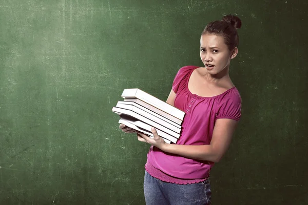 Asiática mujer estudiante con mucho de libros —  Fotos de Stock