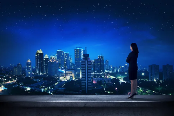 Asijské obchodní osoba stojící na střeše — Stock fotografie