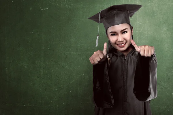 Asiático estudante universitário graduado pela universidade — Fotografia de Stock