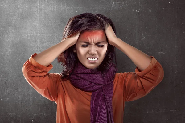 Aziatische vrouw op zoek ziek sjaal dragen — Stockfoto