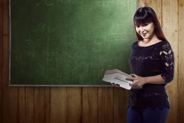 Asiática estudiante femenina con libros — Foto de Stock