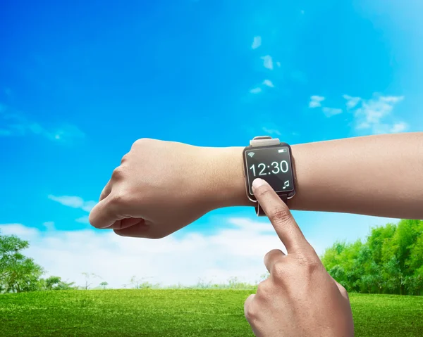 Zeiger auf der Smartwatch — Stockfoto