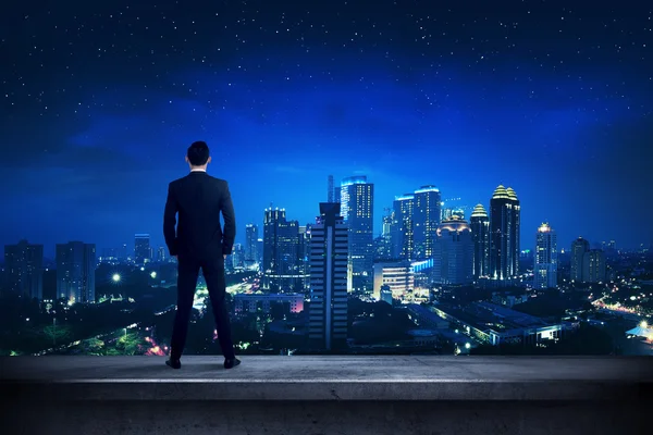 Çatıda duran Asya iş kişi