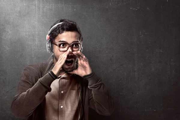 Ásia homem vestindo fone de ouvido e gritando — Fotografia de Stock