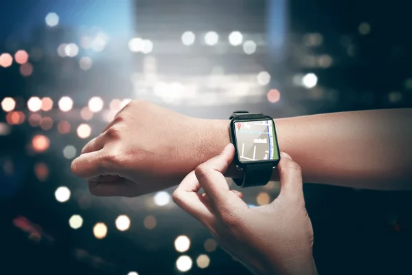 Ręcznie ustawienie trasy GPS na inteligentne zegarka — Zdjęcie stockowe