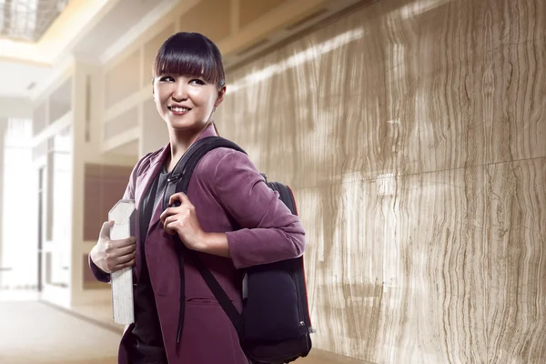 Asiatico femmina studente holding libri — Foto Stock