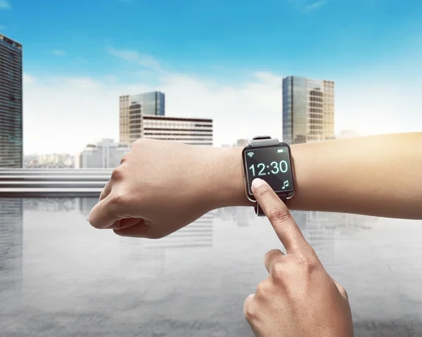 Kézi beállítás ideje a smartwatch — Stock Fotó