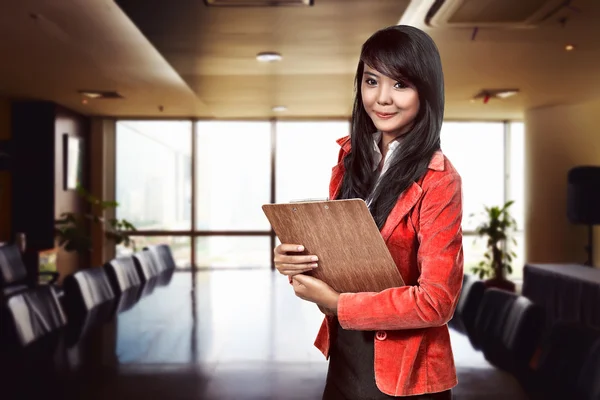 Asian business woman holding clipboard — Stock Photo, Image