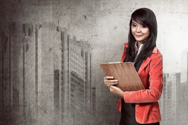 Asian business woman holding clipboard — Stock Photo, Image