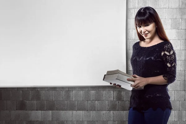 Asiática estudiante femenina con libros —  Fotos de Stock