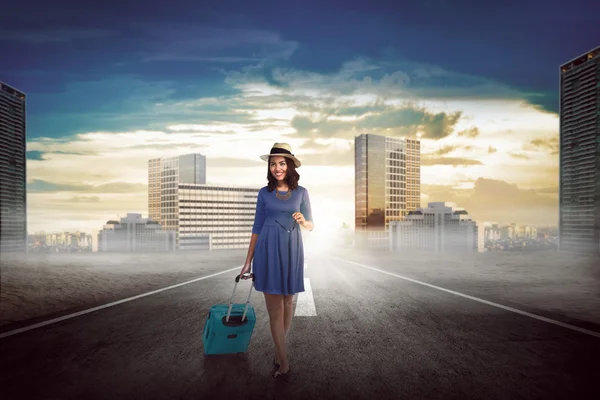 Mulher asiática na rua carregando mala — Fotografia de Stock