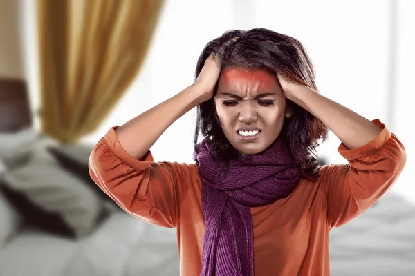 Aziatische vrouw op zoek ziek sjaal dragen — Stockfoto