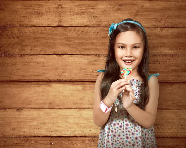 小的亚洲女孩吃棒棒糖 — 图库照片