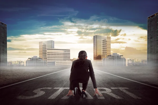 Uomo d'affari pronto a correre verso la città — Foto Stock