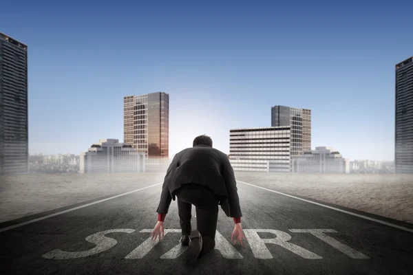 Business person ready to run toward the city — Stock Photo, Image