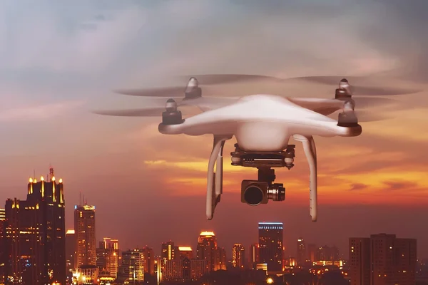 Kleine Drohne fliegt über der Stadt — Stockfoto
