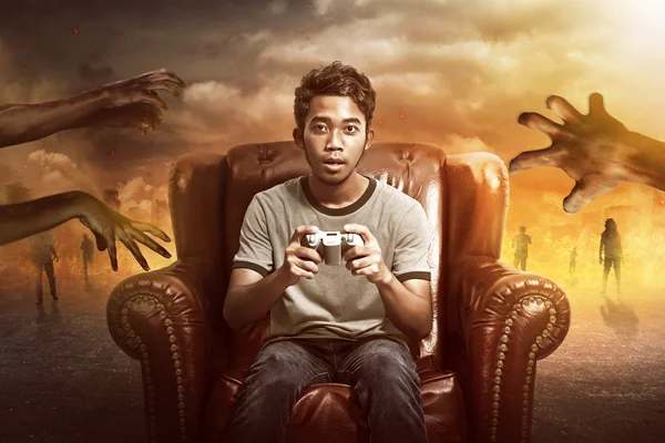 Азиатский человек, играющий в компьютерные игры — стоковое фото