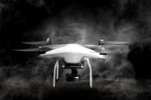 Drone con humo alrededor — Foto de Stock