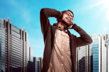 Asya genç adam müzik dinlemek  