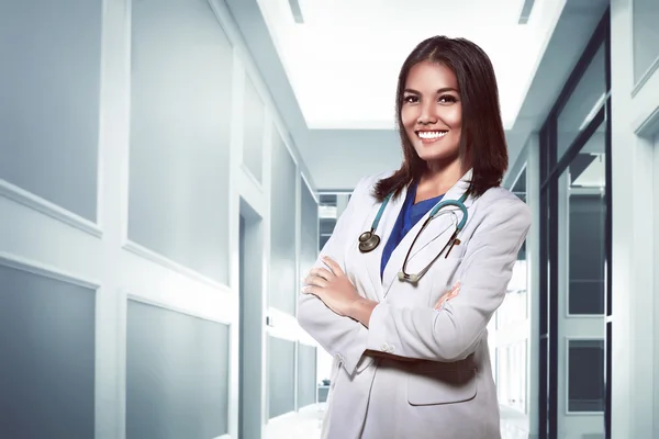 सुंदर एशियाई डॉक्टर मुस्कुराते हुए — स्टॉक फ़ोटो, इमेज