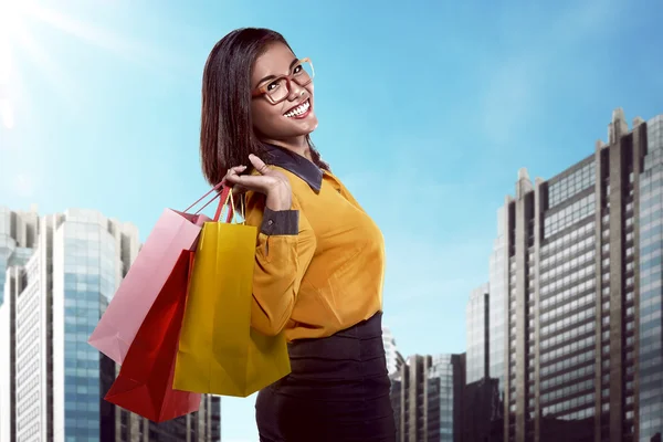 Mujer asiática sosteniendo bolsas de compras —  Fotos de Stock