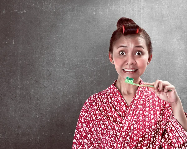 Asiatische Frau putzt ihre Zähne — Stockfoto