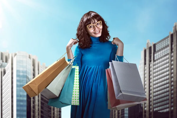 Mulher asiática segurando sacos de compras — Fotografia de Stock