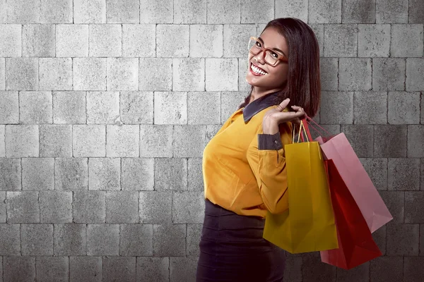 Mulher asiática segurando sacos de compras — Fotografia de Stock