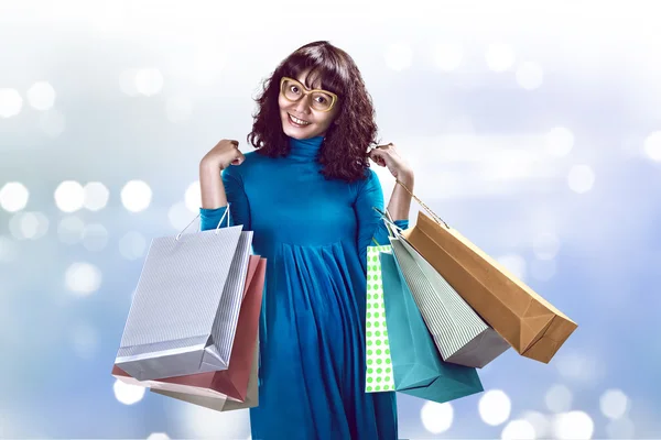 Mujer asiática sosteniendo bolsas de compras — Foto de Stock