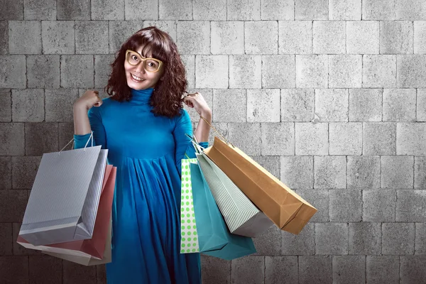 Aziatische vrouw bedrijf shopping tassen — Stockfoto