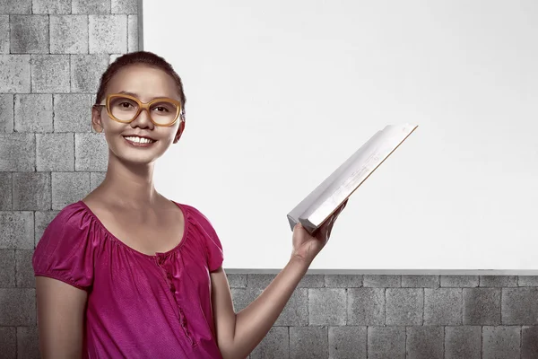 Asiática estudante segurando livro — Fotografia de Stock