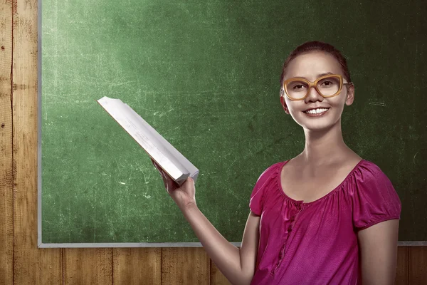 Asiática estudante segurando livro — Fotografia de Stock