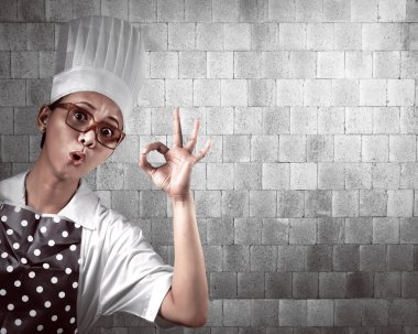 genç kadın Şef ok işareti jest ile