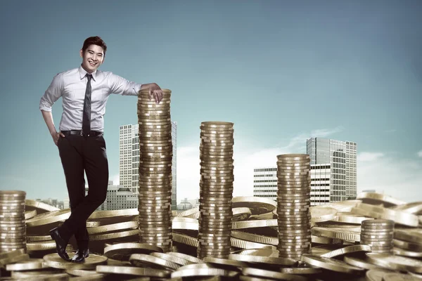 コインのスタックに圧力をかけてアジアの実業家 — ストック写真