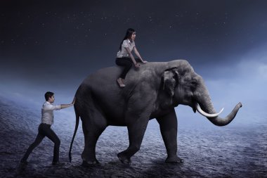 Fil iterek işadamı yardım 