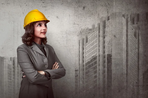 Азіатський бізнес-леді носити жовті шолом — стокове фото