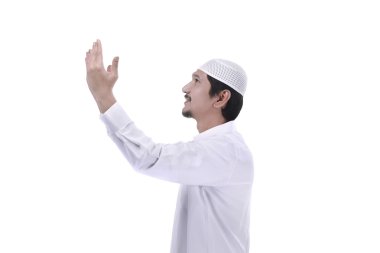 Genç Müslüman adam dua ediyor.