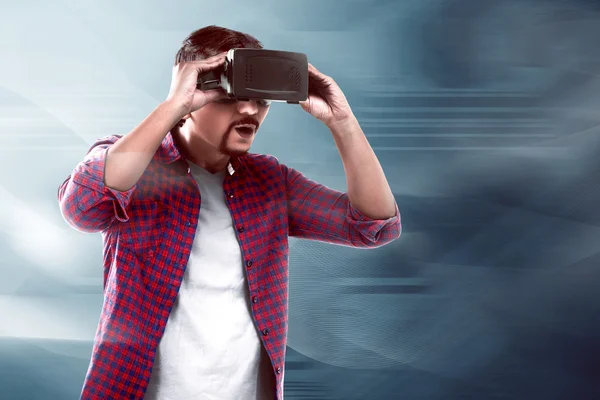 Человек что-то смотрит в гарнитуре виртуальной реальности — стоковое фото
